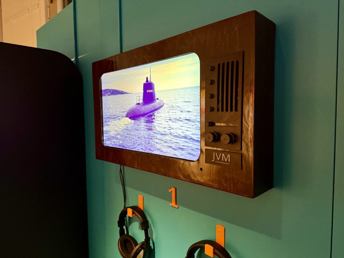 TV, med panel som jag hjälpt till att rita, samt krokar till hörlurar och en av siffrorna jag 3D-printat.